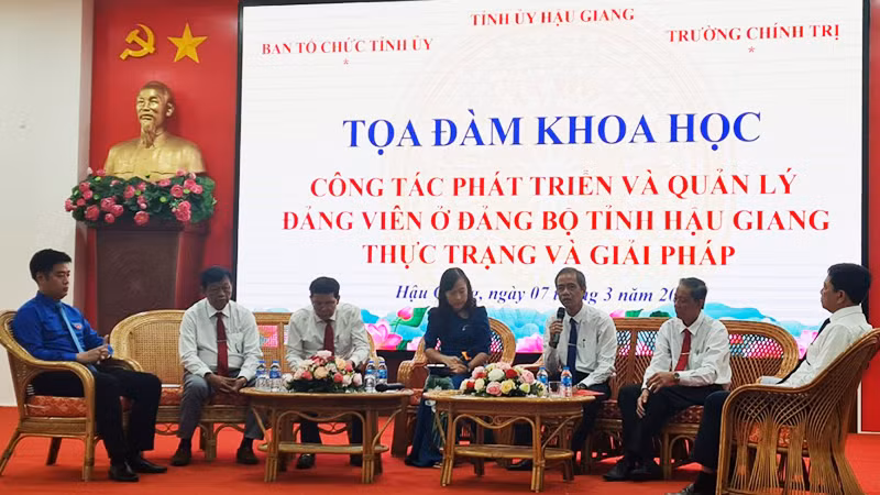 Các diễn giả trao đổi, đề xuất giải pháp nâng cao hiệu quả công tác phát triển và quản lý đảng viên.