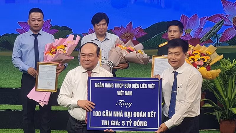 Các mạnh thường quân tặng nhà "Đại đoàn kết" cho tỉnh Hậu Giang.