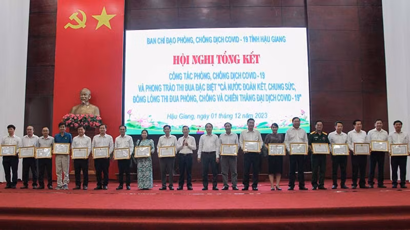 Tặng Bằng khen cho cho các tập thể.