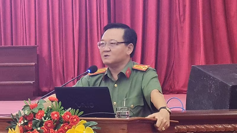 Thượng tá Đỗ Minh Kim, Phó Trưởng phòng 3, Cục A05, Bộ Công an thuyết trình tại hội nghị.