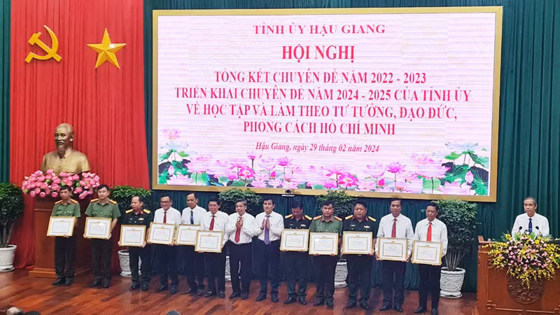 Tặng Bằng khen của Ban Thường vụ Tỉnh ủy Hậu Giang cho các cá nhân.