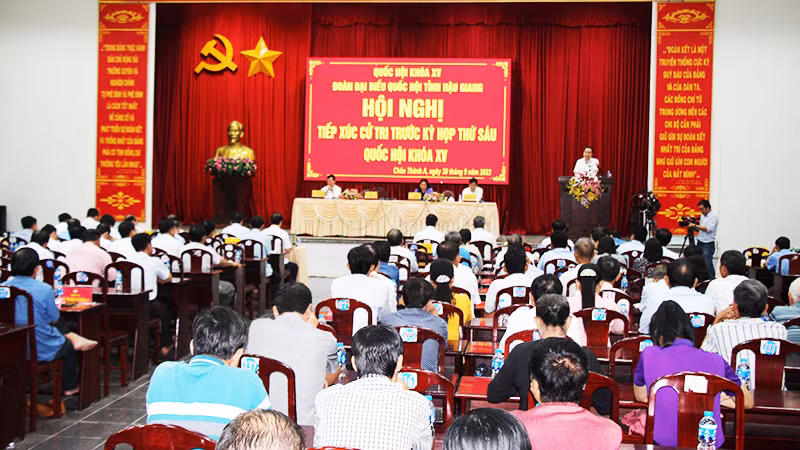 Quang cảnh buổi tiếp xúc cử tri tại huyện Châu Thành A.