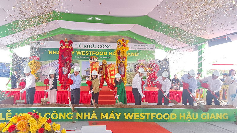 Nghi thức khởi công nhà máy.