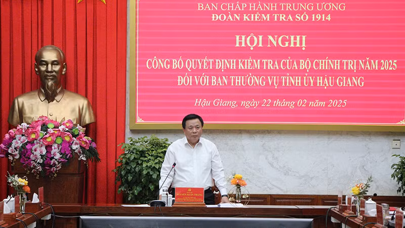 Đồng chí Nguyễn Xuân Thắng, Ủy viên Bộ Chính trị, Giám đốc Học viện Chính trị quốc gia Hồ Chí Minh, Chủ tịch Hội đồng lý luận trung ương, phát biểu tại hội nghị.