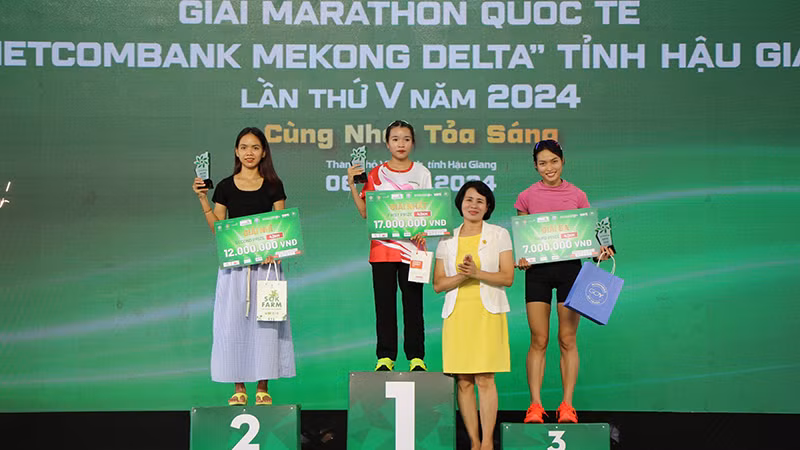 Trao Giải Nhất, Nhì, Ba cho các vận động viên nữ ở cự ly 42km.