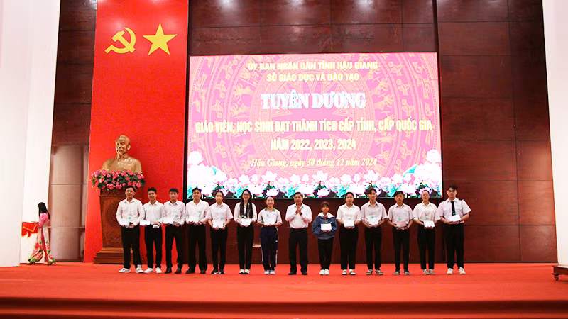 Trao biểu trưng kèm theo tiền thưởng (1 triệu đồng/học sinh) cho 101 học sinh đạt thành tích cao năm 2024.