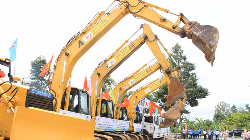 Tập trung thiết bị, xe máy công trình, sẵn sàng thi công dự án.