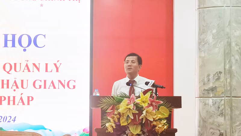 Đồng chí Trần Văn Huyến, Phó Bí thư Thường trực Tỉnh ủy, Chủ tịch Hội đồng nhân dân tỉnh Hậu Giang phát biểu tại buổi tọa đàm. Đồng chí Trần Văn Huyến, Phó Bí thư Thường trực Tỉnh ủy, Chủ tịch Hội đồng nhân dân tỉnh Hậu Giang phát biểu tại buổi tọa đàm.
