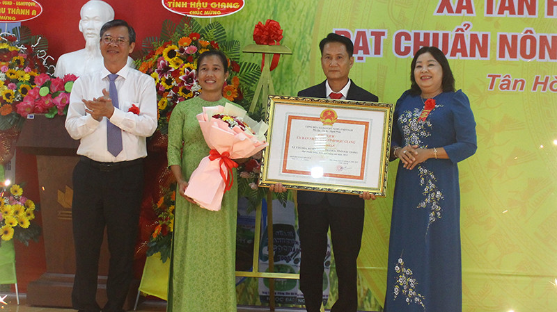 Lãnh đạo Ủy ban nhân dân tỉnh Hậu Giang trao quyết định công nhận xã đạt chuẩn nông thôn mới cho lãnh đạo xã Tân Hòa.