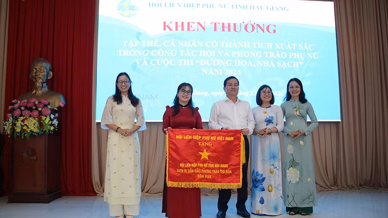 Trung ương Hội Liên hiệp Phụ nữ Việt Nam tặng cờ thi đua cho Hội Liên Hiệp Phụ nữ tỉnh Hậu Giang.
