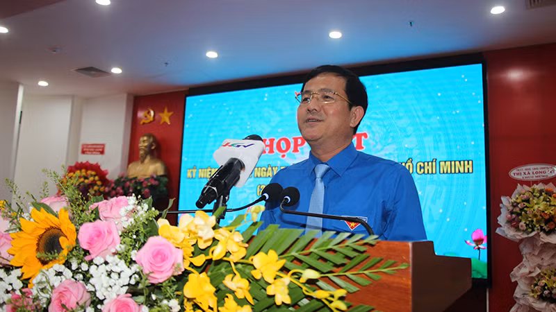 Đồng chí Trần Văn Huyến, Phó Bí thư Thường trực Tỉnh ủy Hậu Giang phát biểu tại buổi họp mặt