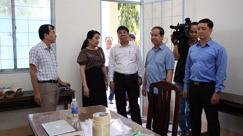 Đoàn công tác Bộ Giáo dục và Đào tạo kiểm tra tại Trường trung học phổ thông Tầm Vu, huyện Châu Thành A, tỉnh Hậu Giang.