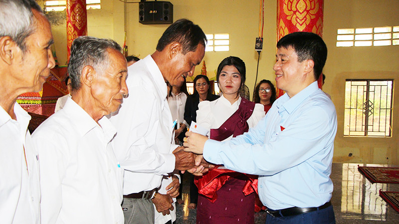 Đồng chí Y Thanh Hà Niê Kđăm tặng quà cho người có uy tín trong đồng bào dân tộc thiểu số.