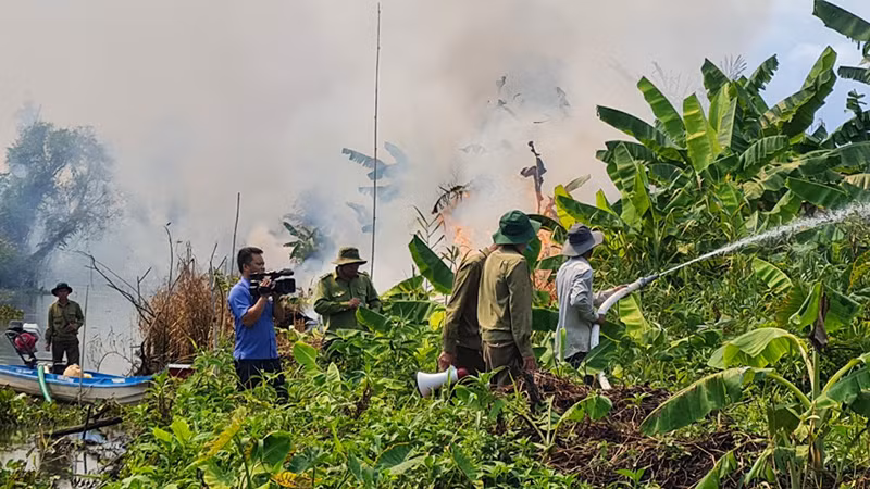 Lực lượng tại chỗ đang thực tập chữa cháy.
