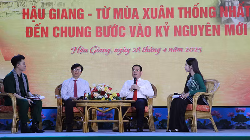 Chủ tịch Ủy ban nhân dân tỉnh Hậu Giang Trần Văn Huyến chia sẻ tại tọa đàm.