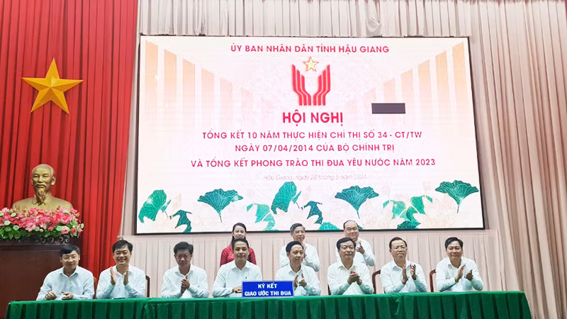 Các đơn vị huyện, thị xã, thành phố ký kết giao ước thi đua năm 2024.
