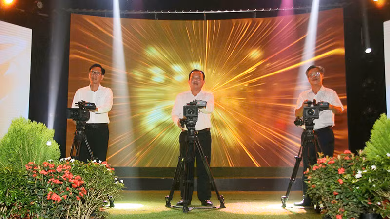 Nghi thức khai máy cho các chương trình tuyên truyền tiếp theo về nông nghiệp bền vững trong thời gian tới.