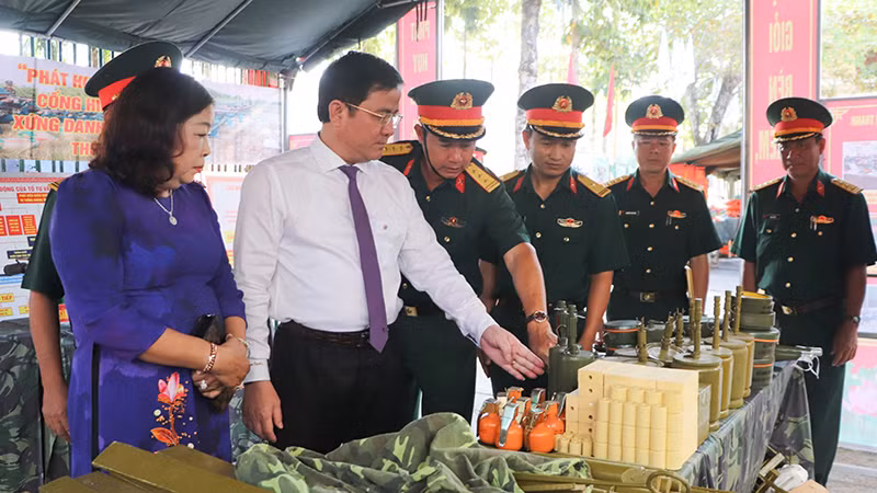 Chủ tịch Ủy ban nhân dân tỉnh Hậu Giang, Trần Văn Huyến kiểm tra các trang thiết bị chuẩn bị cho công tác huấn luyện.