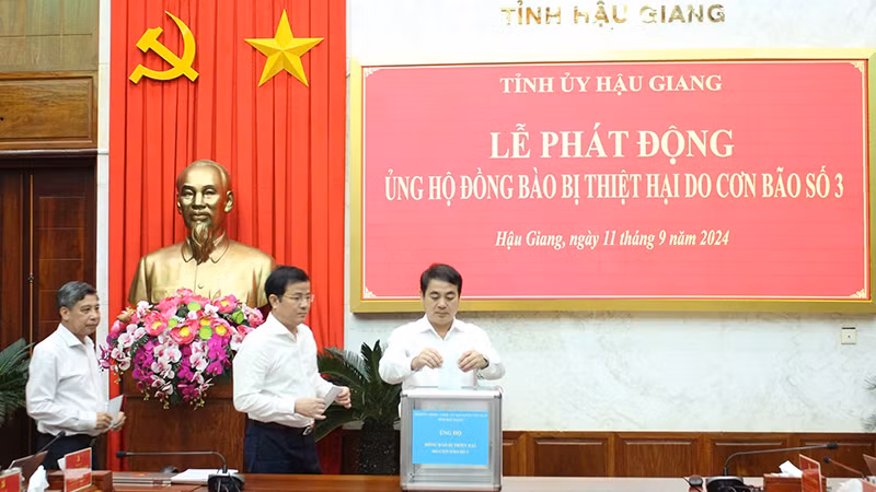 Đồng chí Nghiêm Xuân Thành, Ủy viên Trung ương Đảng, Bí thư Tỉnh ủy Hậu Giang ủng hộ đồng bào bị thiệt hại do cơn bão số 3.