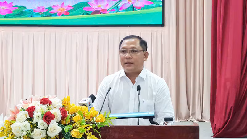 Phó chủ tịch ủy ban nhân dân tỉnh Hậu Giang, Trần Chí Hùng phát biểu tại hội nghị.