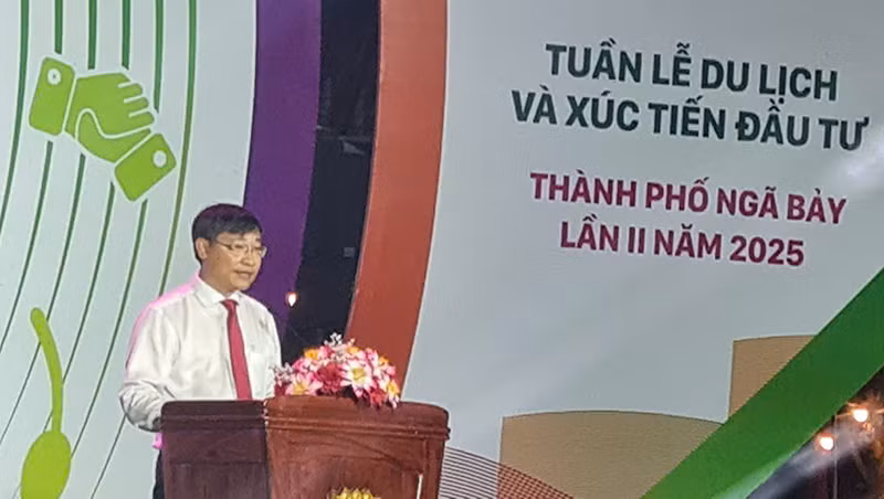 Chủ tịch Ủy ban nhân dân thành phố Ngã Bảy, Lê Hoàng Xuyên phát biểu khai mạc “Tuần lễ du lịch và xúc tiến đầu tư” năm 2025.