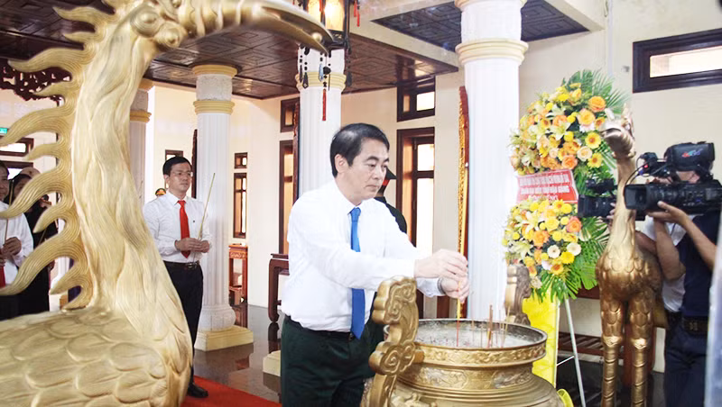 Bí thư Tỉnh ủy Hậu Giang Nghiêm Xuân Thành dâng hương viếng Bác