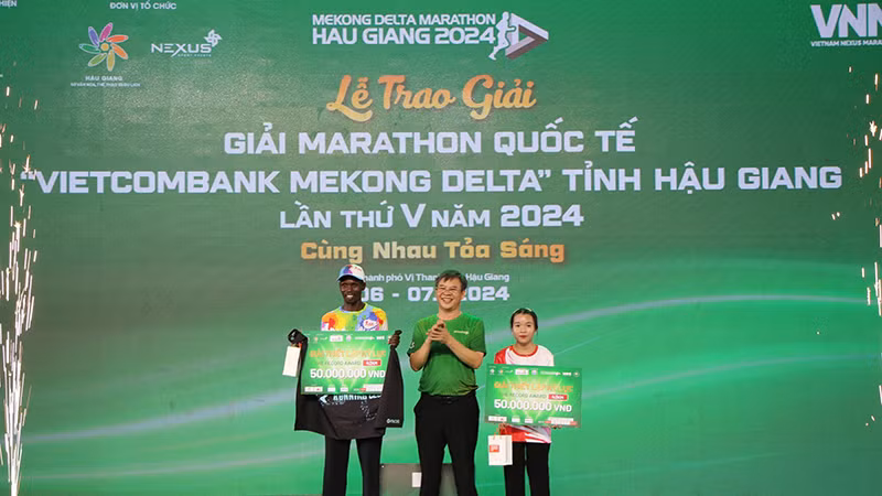 Trao thưởng cho vận động viên nam, nữ phá kỷ lục ở cự ly 42km.