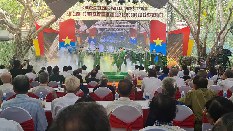 Một tiết mục văn nghệ trong Chương trình giao lưu nghệ thuật.