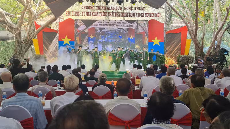 Một tiết mục văn nghệ trong Chương trình giao lưu nghệ thuật.