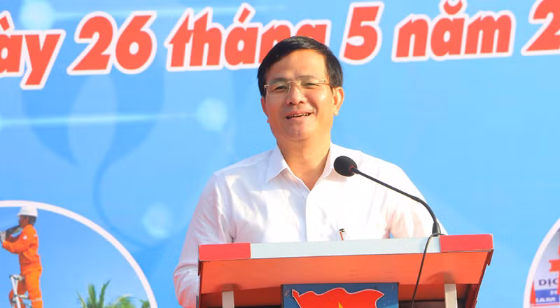 Phó Bí thư Thường trực Tỉnh ủy Hậu Giang Trần Văn Huyến phát biểu tại buổi lễ.