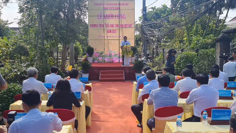 Quang cảnh lễ khởi công. Quang cảnh lễ khởi công.