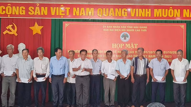 Tặng quà cho người cao tuổi.