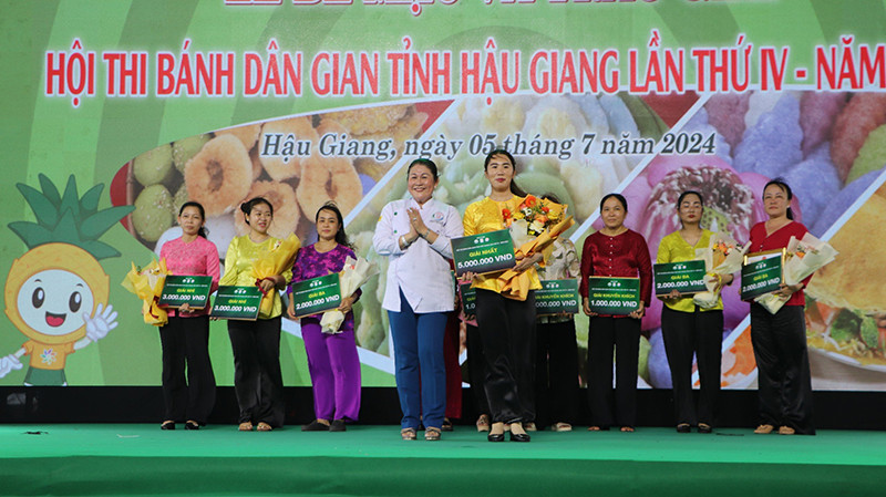 Trao thưởng cho các đội đạt giải.