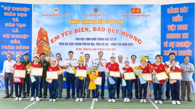 Ban tổ chức khen thưởng các thí sinh đạt thành tích xuất sắc tại vòng chung kết cuộc thi "Em yêu biển, đảo quê hương" trên địa bàn thành phố Bà Rịa năm 2024.