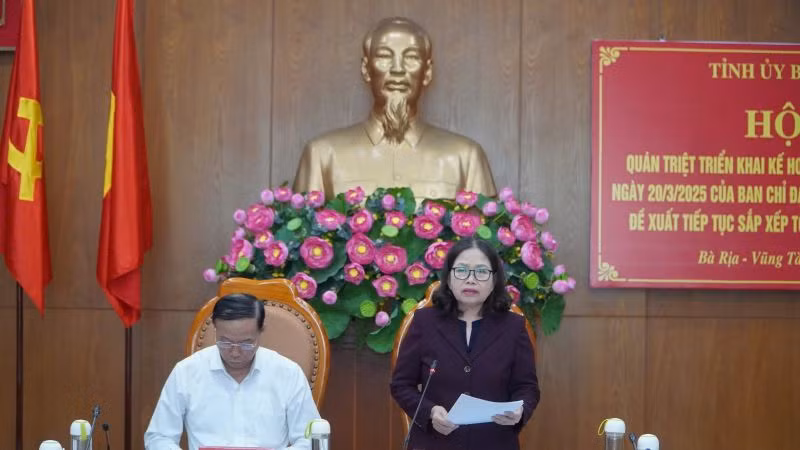 Đồng chí Nguyễn Thị Yến, Phó Bí thư Thường trực Tỉnh ủy và đồng chí Nguyễn Văn Thọ, Chủ tịch Ủy ban nhân dân tỉnh chủ trì hội nghị.