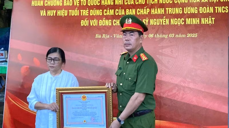Thượng tá Trần Thanh Hiển, Phó Giám đốc Công an tỉnh đã trao Huân chương bảo vệ Tổ quốc hạng Nhì truy tặng Thượng sĩ Nguyễn Ngọc Minh Nhật.