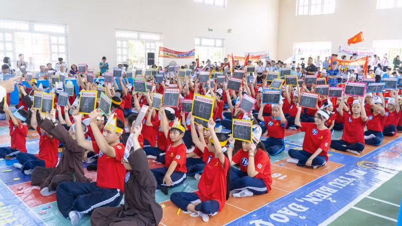 Thí sinh tranh tài theo hình thức rung chuông vàng tại vòng chung kết cuộc thi "Em yêu biển, đảo quê hương" trên địa bàn thành phố Bà Rịa năm 2024.