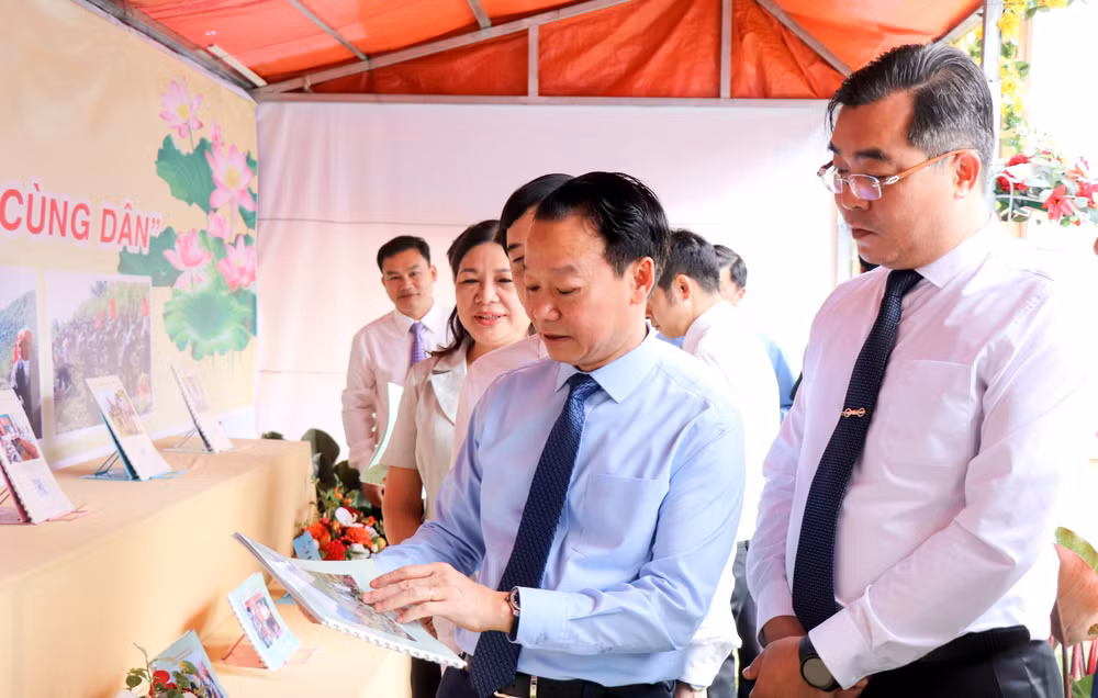 Bí thư Tỉnh ủy Đỗ Đức Duy trao đổi kinh nghiệm tuyên truyền đến với đồng bào dân tộc thiểu số. (Ảnh: THANH SƠN)