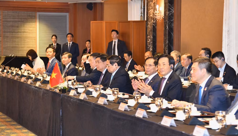 Thủ tướng Phạm Minh Chính và lãnh đạo các bộ, ngành Việt Nam tham dự tọa đàm.