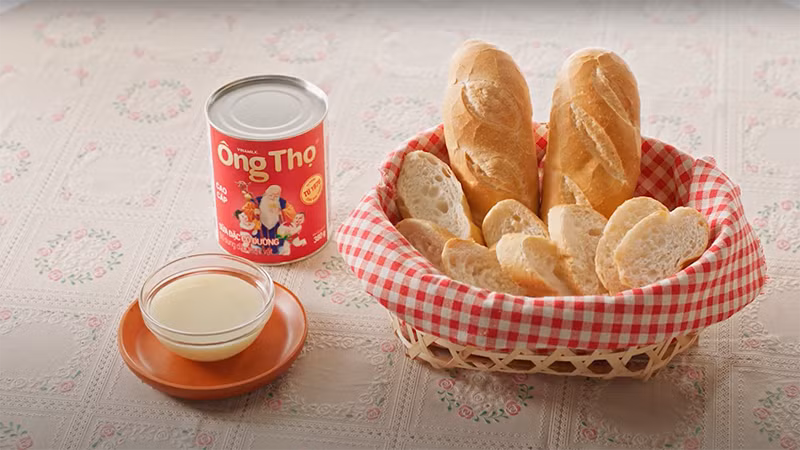 Bánh mì chấm sữa đặc với sự hòa quyện của miếng bánh mì nóng hổi giòn tan cùng dòng sữa đặc thơm béo.
