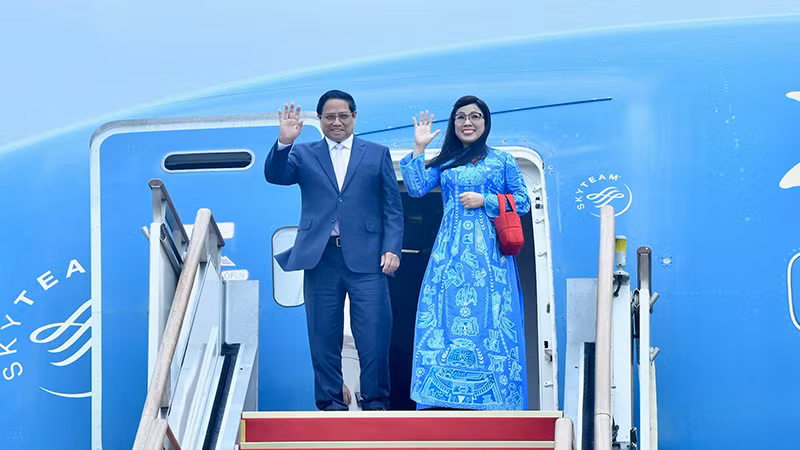 Thủ tướng Phạm Minh Chính và Phu nhân cùng Đoàn đại biểu cấp cao Việt Nam tới sân bay quân sự Seongnam (thủ đô Seoul) bắt đầu chuyến thăm chính thức Hàn Quốc. 