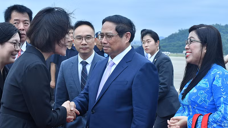 Quan chức cấp cao Hàn Quốc đón Thủ tướng và Phu nhân tại chân cầu thang máy bay.