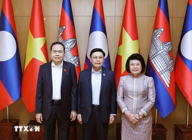 Chủ tịch Quốc hội Việt Nam Trần Thanh Mẫn; Chủ tịch Quốc hội Lào, Chủ tịch Liên nghị viện ASEAN (AIPA) Saysomphone Phomvihane và Chủ tịch Quốc hội Campuchia Samdech Khuon Sudary. (Ảnh: TTXVN)