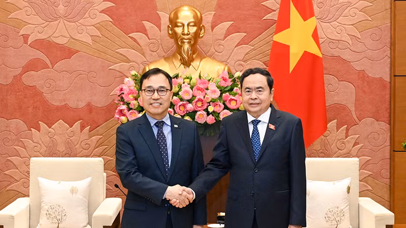 Chủ tịch Quốc hội Trần Thanh Mẫn và Đại sứ Hàn Quốc Choi Young Sam.