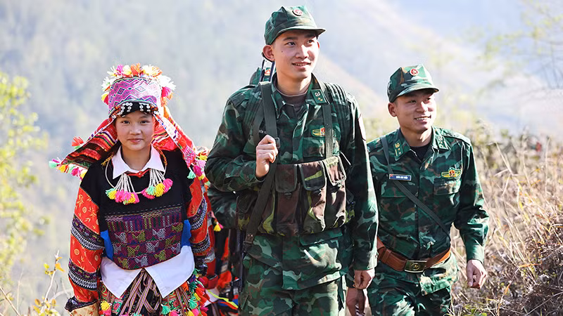 Chiến sĩ Đồn Biên phòng Lũng Cú (tỉnh Hà Giang) cùng nhân dân trên địa bàn tuần tra, bảo vệ đường biên, cột mốc. Ảnh: TTXVN