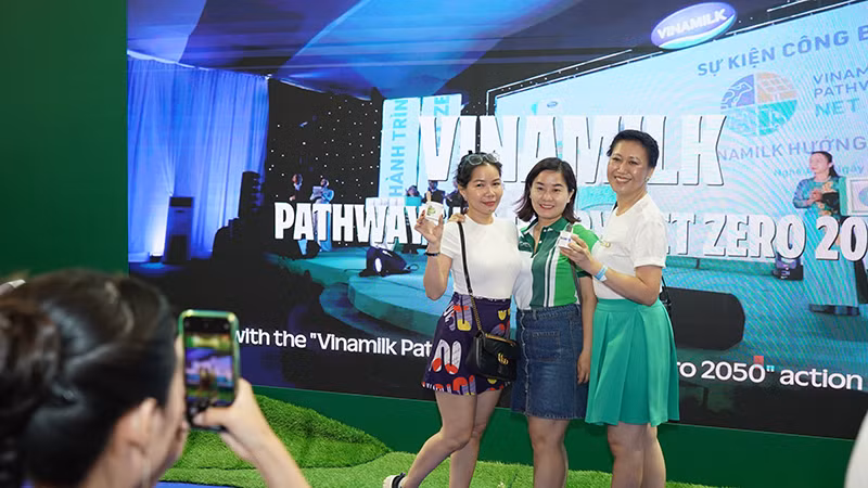 Khách tham quan triển lãm check-in tại khu vực của Vinamilk có thể góp 1 cây xanh cho Việt Nam qua dự án Cánh rừng Net Zero.