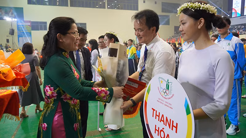 Thứ trưởng Giáo dục và Đào tạo Nguyễn Thị Kim Chi tặng hoa cho đại diện các đoàn tham dự Hội khỏe Phù Đổng toàn quốc khu vực III.