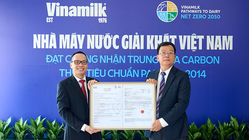 Ông Lê Duyên Anh, Tổng Giám đốc BSI Việt Nam (bên trái) trao chứng nhận trung hòa carbon cho ông Nguyễn Thế Hòa - Giám đốc Nhà máy Nước giải khát Việt Nam (bên phải).