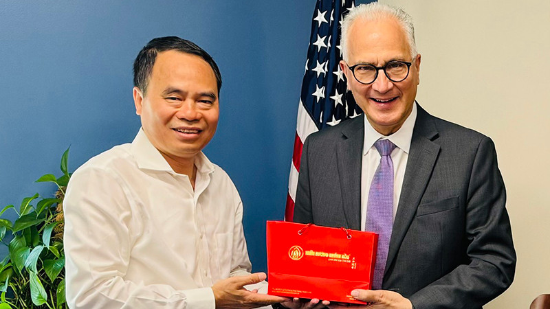 Doanh nhân Nguyễn Văn Tưởng tặng sản phẩm của Công ty Trầm Hương Khánh Hòa cho ông Mark Kennedy - Giám đốc Trung tâm Wilson (Wilson center) thuộc Quốc hội Hoa Kỳ.
