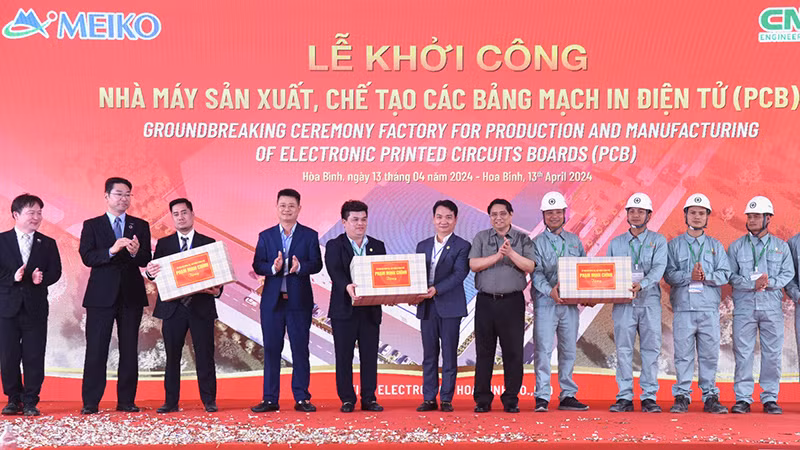 Thủ tướng Phạm Minh Chính trao tặng quà cho các đơn vị công.